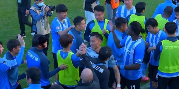 九游娱乐-邓卓翔从武汉三镇下课后！将重返绿茵场，代表新东家出战业余比赛