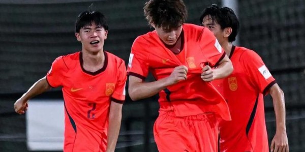 真怕黑色3分钟！国少最后阶段踢得太乱了 球迷：日本教练非蠢即坏
