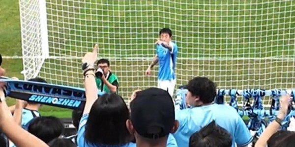 瞪眼怒骂球迷 37岁前国脚被中超队撤销队长职务 赛季首战肘击染红