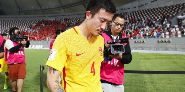 瞪眼怒骂球迷 37岁前国脚被中超队撤销队长职务 赛季首战肘击染红