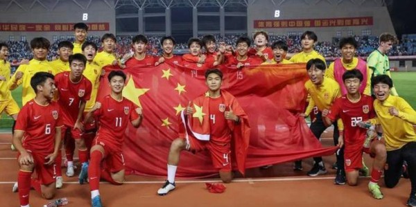 真怕黑色3分钟！国少最后阶段踢得太乱了 球迷：日本教练非蠢即坏